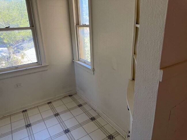 Building Photo - 327 E Rosewood Ave