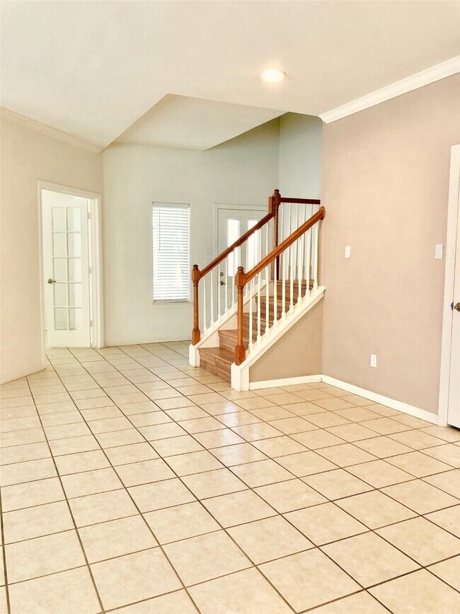 Building Photo - 2865 Westhollow Dr