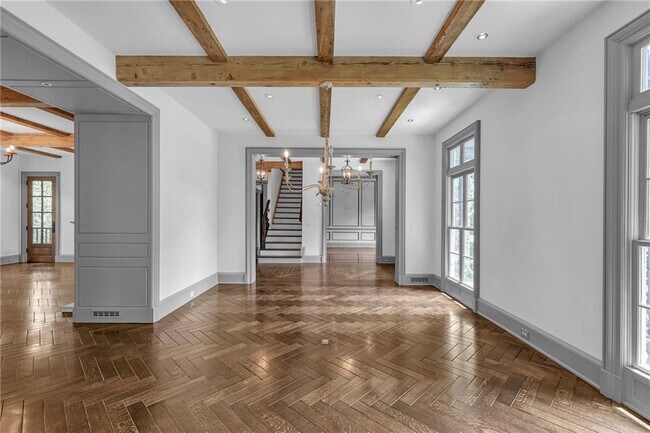 Building Photo - 425 Broadland Rd NW