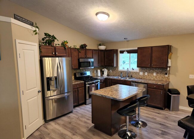 Building Photo - 5900 Clear Pointe Dr SE