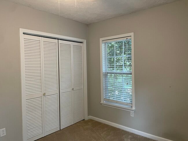 Building Photo - 3826 Dyches Rd