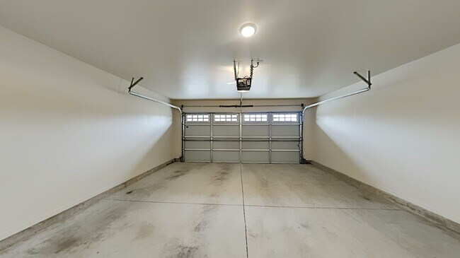 Building Photo - 2 Bedroom 2 Bathroom 2 Car Garage Duplex Close to Broadway Extension and 8 Minutes from Downtown OKC