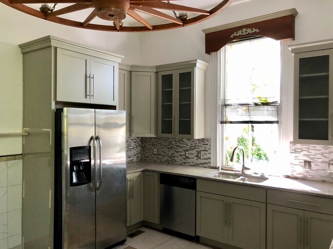 Building Photo - 521 N Broadway