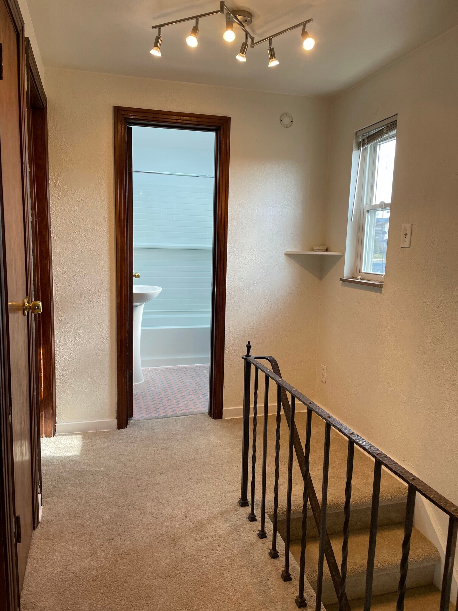 Building Photo - 206 Whipple St