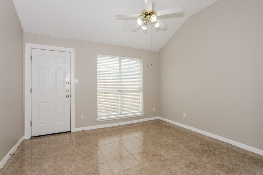Building Photo - 736 W Colony Dr