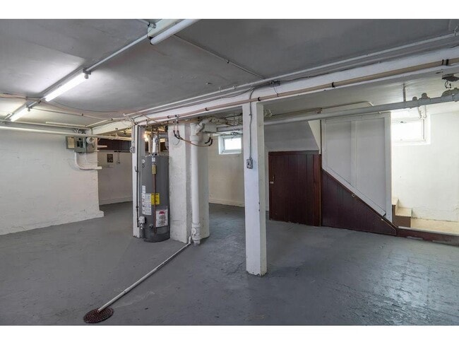 Building Photo - 890 Arkwright St N