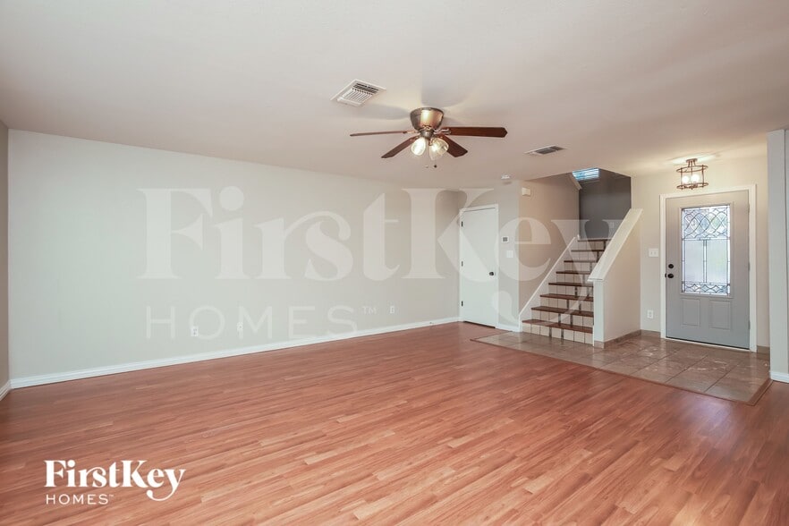 Building Photo - 3438 Columbia Dr