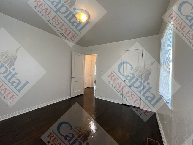 Building Photo - Cute 2 Bedroom with Detached Garage