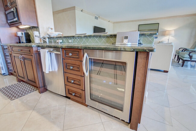 Building Photo - 4301 N Ocean Blvd