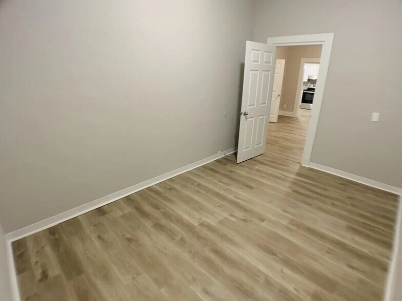 Building Photo - 313 E 16th St