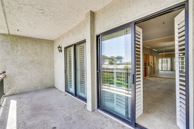 Building Photo - Large, Comfy 2BR, 2BA Condo with Convenient Location