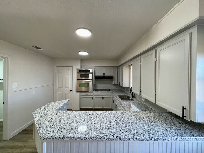 Building Photo - Cozy?Charm Meets Modern Luxury – Your Perfect Lamesa Retreat!