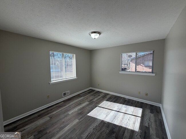 Building Photo - 824 Jesters Lake Dr