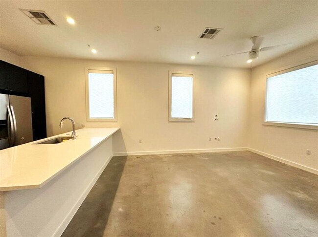 Building Photo - 1021 1/2 E 38th St