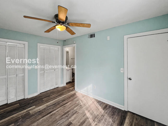 Building Photo - 810 Madison St