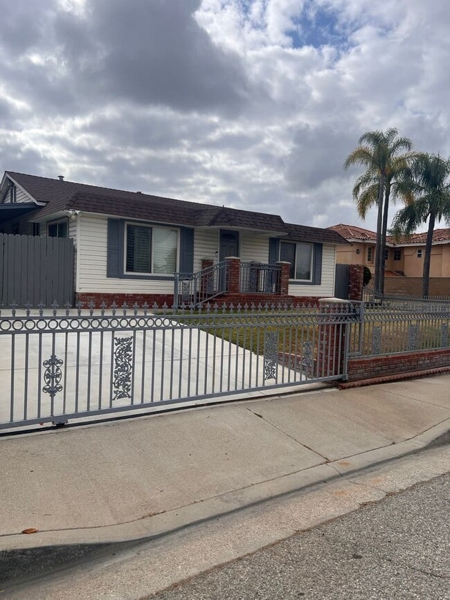 Building Photo - Beautiful 3 Bed / 2 Bath Home with Detached Bonus Space