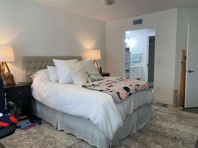 Building Photo - 2278 SE 27th Dr