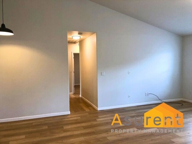 Building Photo - Wont Last Long---- 3 bed 2 Bath fenced back yard