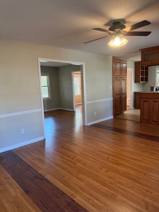 Building Photo - 3 Bedroom/2 Bathroom - Close to SJAFB, Shopping, Restaurants!