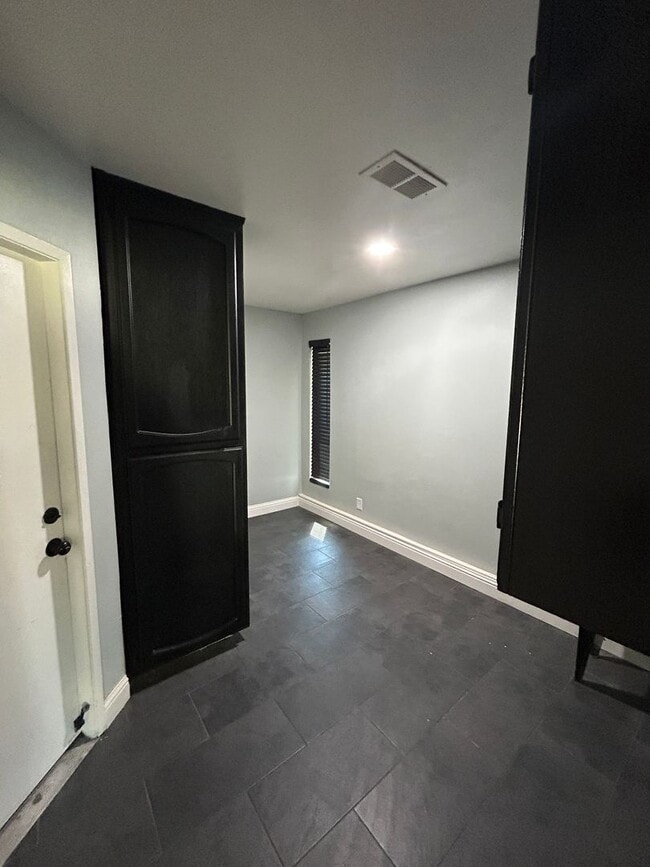 Building Photo - Don't miss out in North Hanford! 3 bedroom 2 bath with solar!