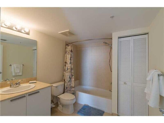 Building Photo - 16699 Collins Ave