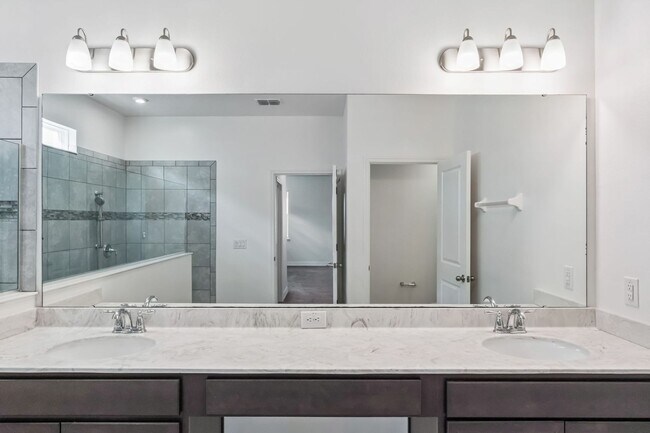 Building Photo - Amazing 5/3.5/2 House in The Reserve at Pine Tree