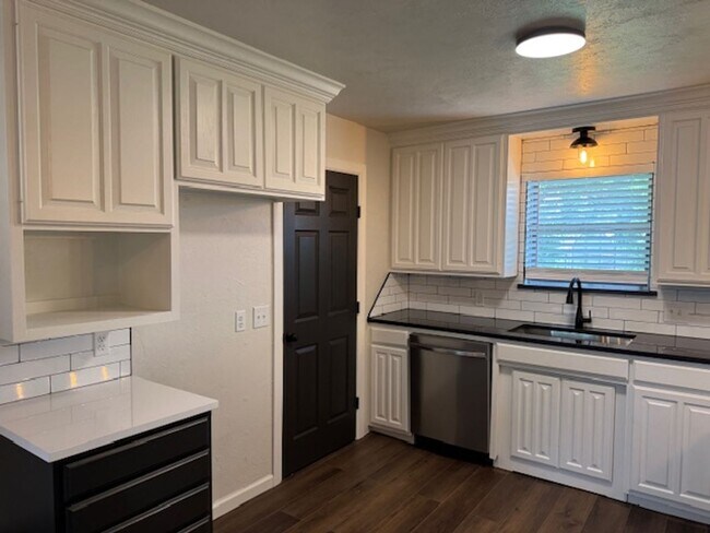 Building Photo - Stunning and trendy 3 bed 2 bath 2 car gar...