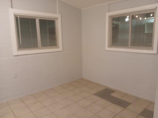 Building Photo - 2604 Rogers Ave