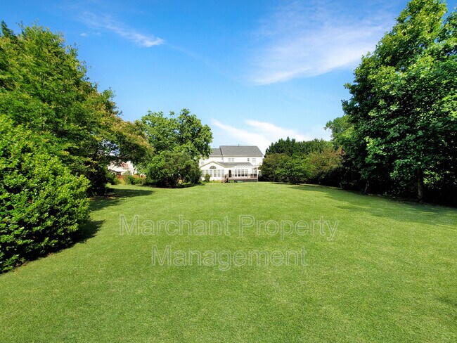 Building Photo - 15 Silverthorn Ct