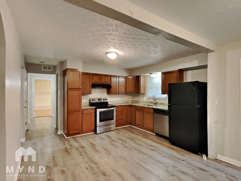 Building Photo - 1853 Tamarack Ct N