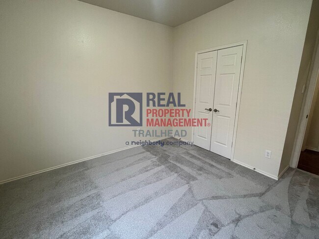 Building Photo - Spacious Single Story Home in a Great Loca...