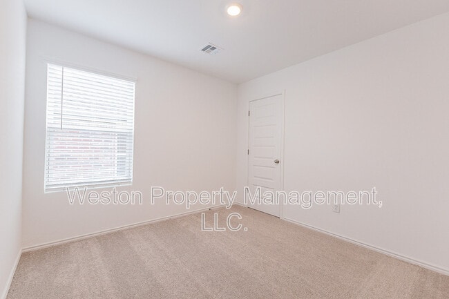 Building Photo - 5901 Bradford Pear Ln