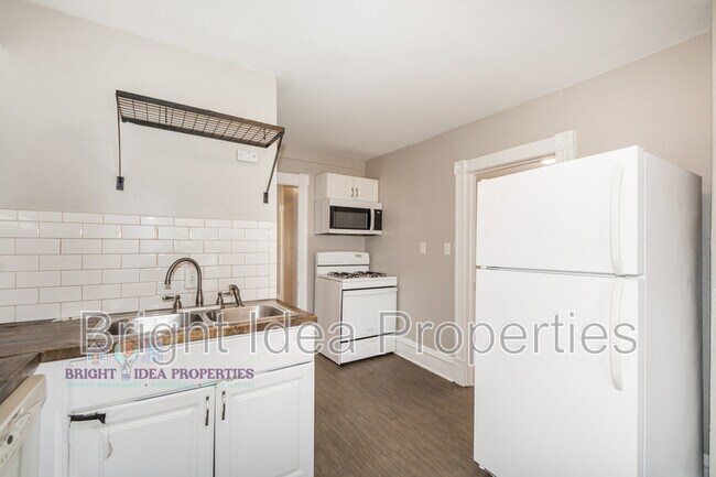 Building Photo - 3322 Clinton Ave