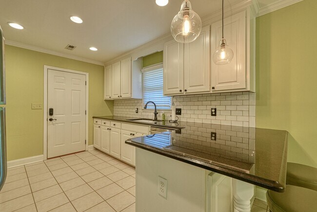 Building Photo - 210 Rivermill Ct