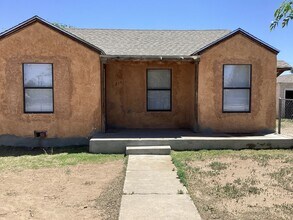 Building Photo - Newly Renovated 3 Bed Home! Located in Portales !