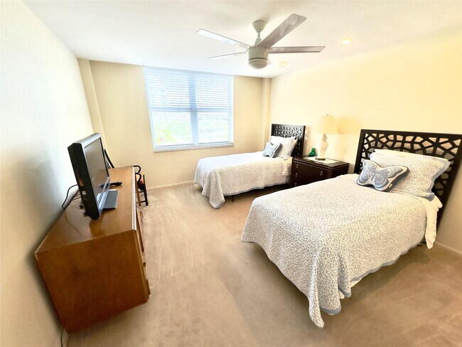 Building Photo - 1 Las Olas Cir