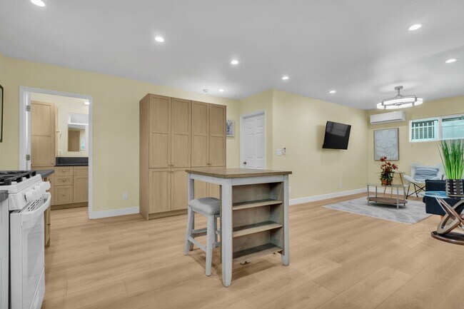Building Photo - 3964 La Salle Ave
