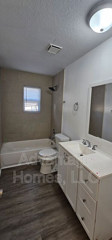 Building Photo - 702 N 70th St