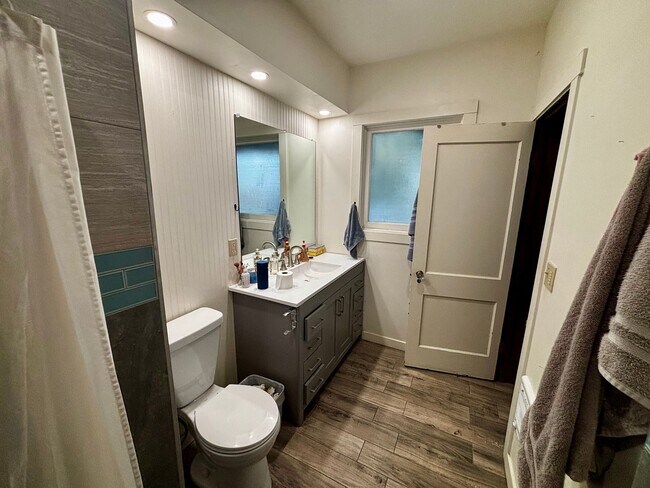 Building Photo - 202 E 7th St