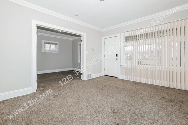 Building Photo - 2-Bedroom Down Unit and Large Kitchen