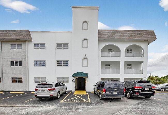 Building Photo - 581 Blue Heron Dr