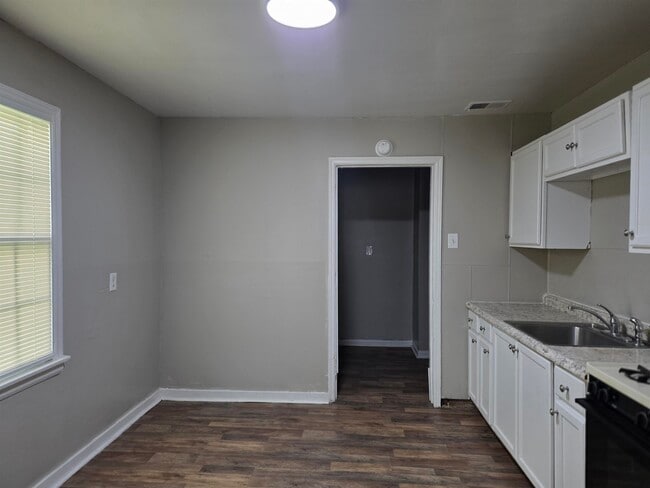 Building Photo - 4047 Chelsea Ave