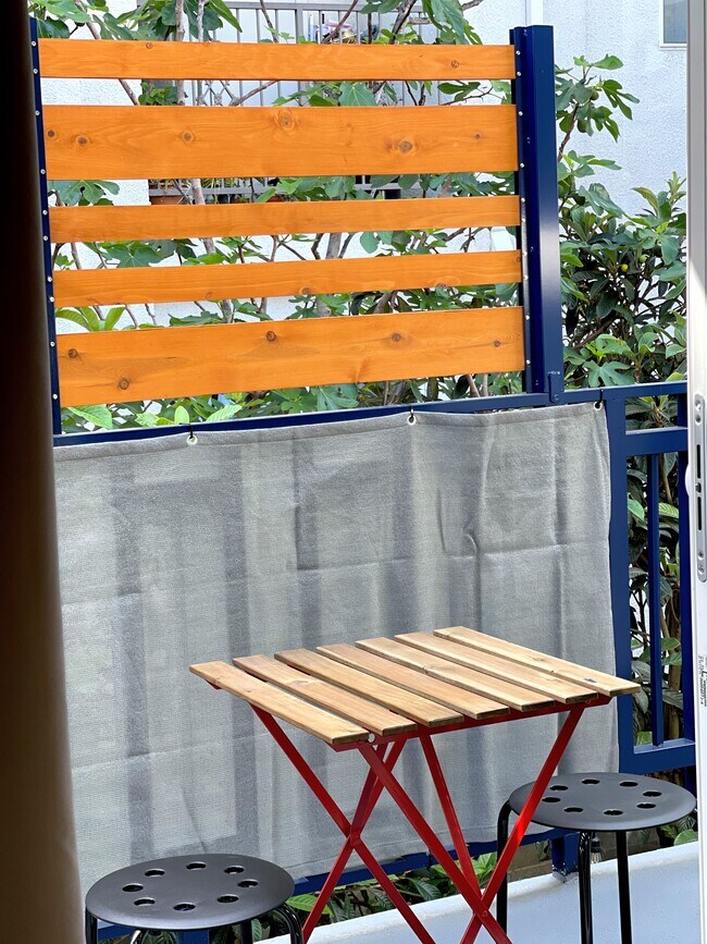 balcony patio with seating - 1907 Malcolm Ave