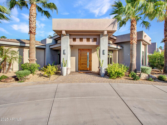 Building Photo - 6031 E Paradise Dr