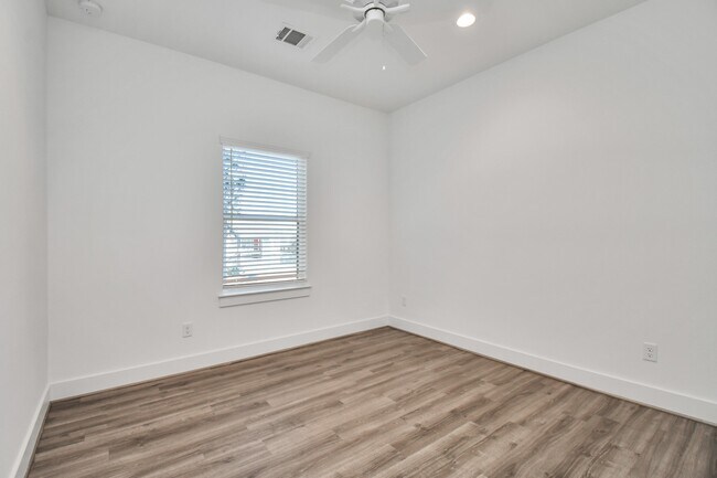 Building Photo - 9027 Laverne Oak Ln