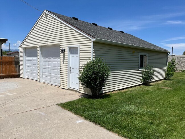 Building Photo - 747 12200 S