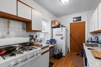 Building Photo - 441 W Oakdale Ave