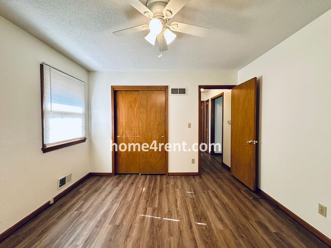 Building Photo - Charming Duplex Style Home with New Paint, Updated Floors, Finished Basement and a Quiet Back Patio!