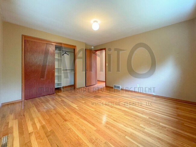 Building Photo - Stunning & Spacious South Hill Home