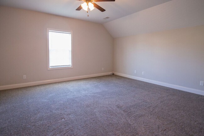 Building Photo - Huge 4 bd 3 ba Sango Go!